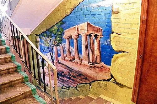 К вопросу о бурундуках | ФОТО сайта   graffityzone.ru<br>Как только не разрисовывают люди свои парадные. Кто-то живет в «Древней Греции», а кто-то в мультяшной стране.