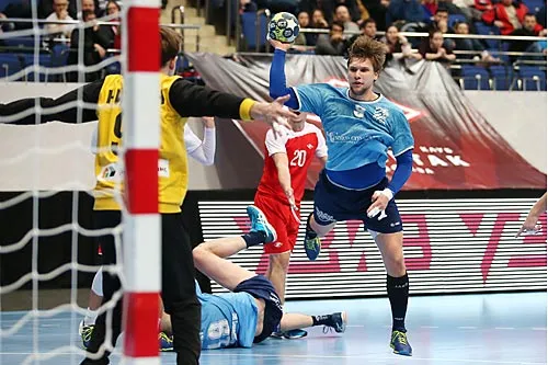 Не те «медведи»... | Николай Емельяненко («Университет Лесгафта — Нева») атакует ворота московского «Спартака». <br>ФОТО Елены НИКИТЧЕНКО/ИНТЕРПРЕСС