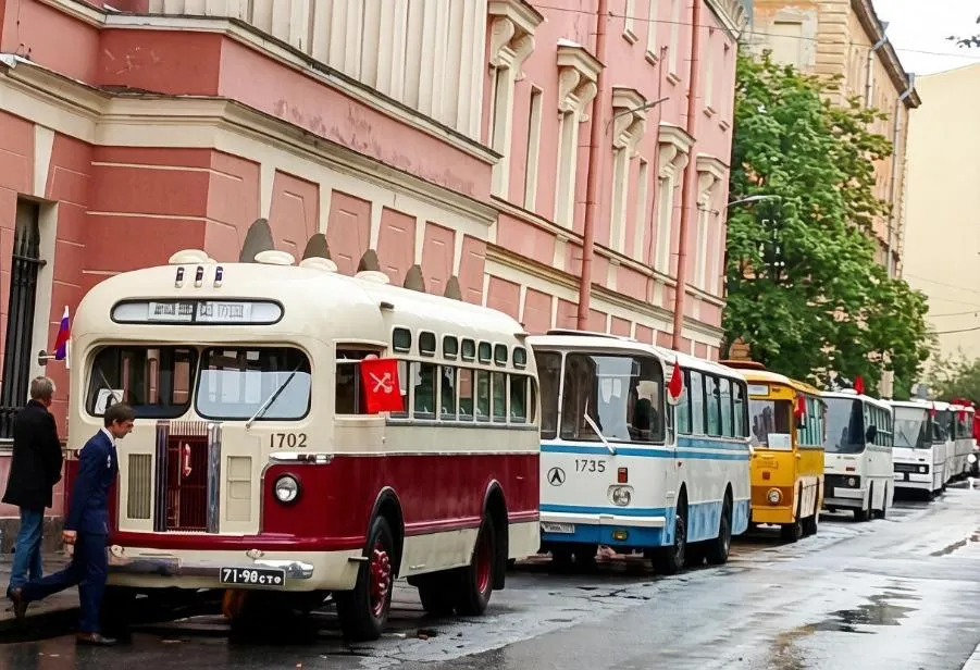 В Петербурге прошел ретропробег «Ленинградский рейс» в честь 100-летия автобусного движения | ФОТО АВТОРА
