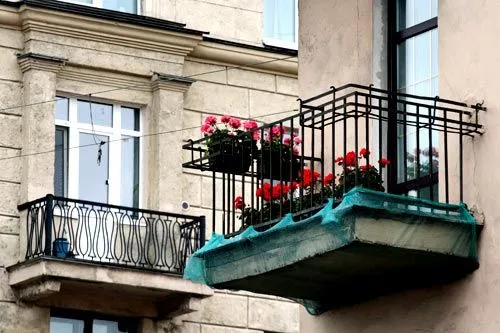 Мадам, уберите ваш горшок | Никакие украшения не скроют того печального факта, что балкон является аварийным.<br>ФОТО Александра ДРОЗДОВА 