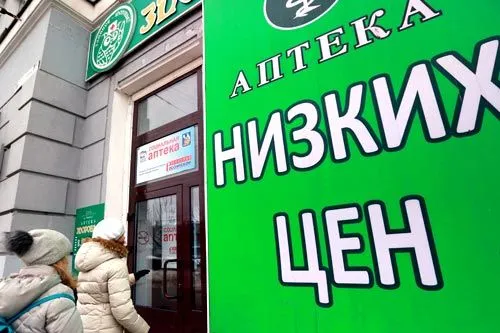 Группа риска | Вероятно, такие вывески скоро назовут «ретро» и память о них будет хранить лишь фотоальбом.<br>ФОТО Владимира СМИРНОВА/ТАСС