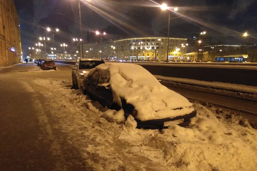 В Петербурге водителей могут обязать освобождать дворы при уборке снега | ФОТО Ксении ЯКУБОВСКОЙ