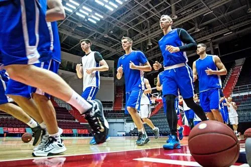 Молодым в «Зенит» у нас дорога  | На «Сибур-арене», где еще на прошлой неделе играли в теннис, уже тренируются баскетболисты петербургского клуба. <br>ФОТО БК «Зенит» 