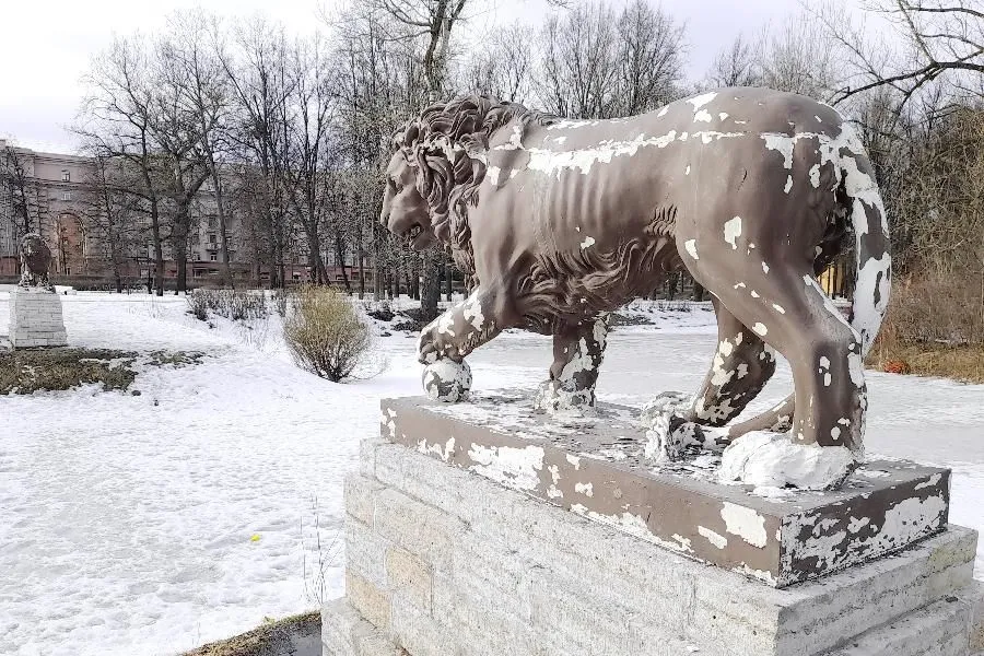 Восстановленные львы Московского парка Победы снова разрушаются | ФОТО автора