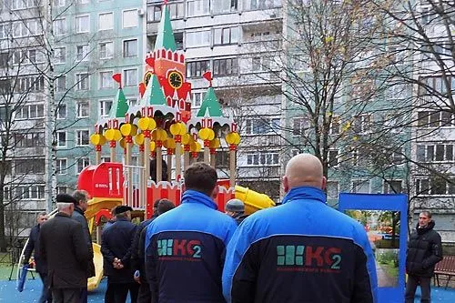 И построили они... Кремль | Еще неизвестно, кто будет следить за состоянием новых детских городков. Муниципалы должны будут по конкурсу определить, будет ли это местный жилкомсервис или иная организация. ФОТО АВТОРА 