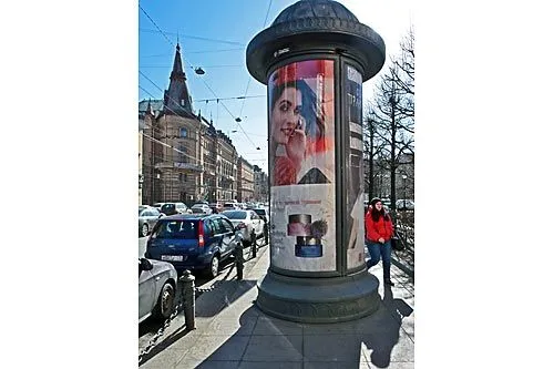 Ловушка для пешехода | Двоим не разойтись, с коляской не проехать, мамочкам, говорят, приходится это место объезжать по дворам.<br>ФОТО Александра ДРОЗДОВА