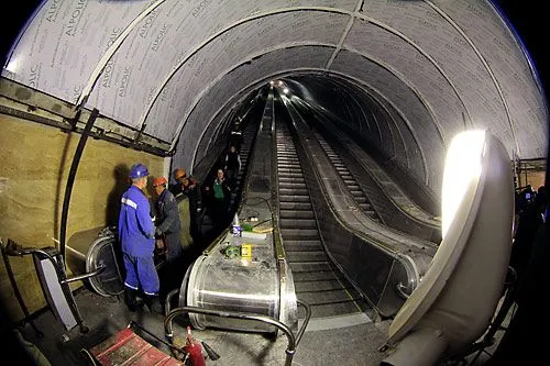 Большой ремонт в метро | Александра ДРОЗДОВА. За почти 60 лет работы петербургского метрополитена многие агрегаты исчерпали свой ресурс. Но без метро город не проживет и дня, поэтому даже эскалаторы порой приходится менять без закрытия станций.