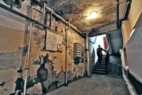 Модерн на черной лестнице | Петербург, XXI век. Вид подъезда после капремонта. ФОТО Дмитрия СОКОЛОВА 