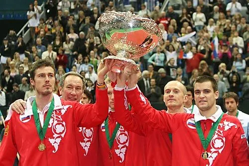 Спасти рядового Дэвиса | 2006 год. Марат Сафин (слева) и Михаил Южный (справа) с Кубком Дэвиса. ФОТО Александра БУНДИНА/ТАСС
