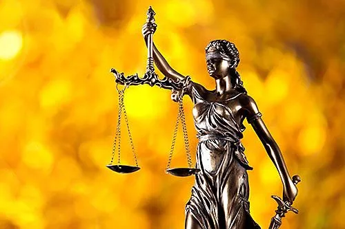 Интернет подвел судью под суд | ФОТО Kesu /shutterstock.com