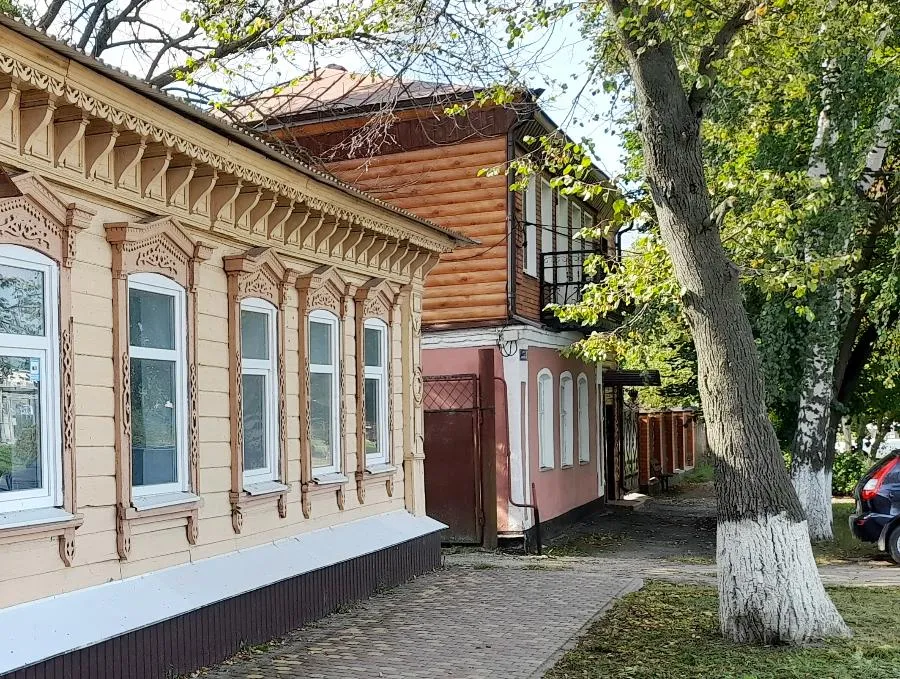 История Данкова: крепость на Дону, утраченные храмы и дорога Толстого | В этом городе немало радующих глаз ухоженных старинных домиков из дерева./ФОТО автора
