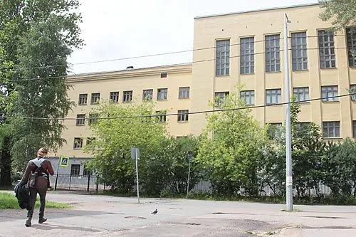 100 + 92 = 92 | Помимо этого здания на Ярославском у «Cотки» есть еще одно, на Большом Сампсониевском. Оно тоже отойдет гимназии. <br>ФОТО Дмитрия СОКОЛОВА