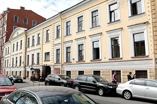   Сменить лицо к юбилею | Этот дом выгодно расположен на том отрезке улицы, где она фактически становится набережной реки Мойки. ФОТО Александра ДРОЗДОВА