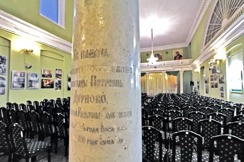 Эпитафии на колоннах  | Из всех храмов Александро-Невской лавры Свято-Духовский был закрыт последним - в январе 1936 года. ФОТО Дмитрия СОКОЛОВА 