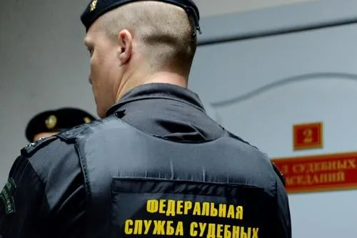 «Не нашел и искать не буду»  | Уверенный вид этого бойца отнюдь не означает, что он в полном объеме исполнит имеющее силу закона решение суда.<br>ФОТО Антона БУЦЕНКО/ТАСС 