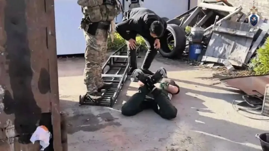 В Петербурге задержаны четверо подозреваемых в незаконном производстве и хранении запрещенных веществ  | Стоп-кадр из видео пресс-службы Главного следственного управления Следственного комитета России по Санкт-Петербургу
