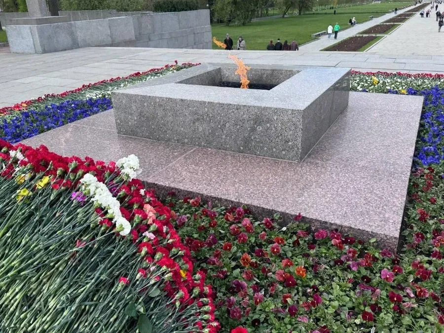В Петербурге возложили цветы к монументу защитникам Ленинграда в 82-ю годовщину окончания битвы | ФОТО Александры ЦУКАНОВОЙ