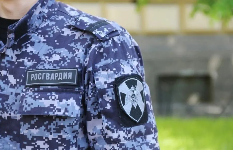 В Калининском районе пьяный мужчина пытался проникнуть в школу | ФОТО пресс-службы ГУ Росгвардии по Санкт-Петербургу и Лен.области