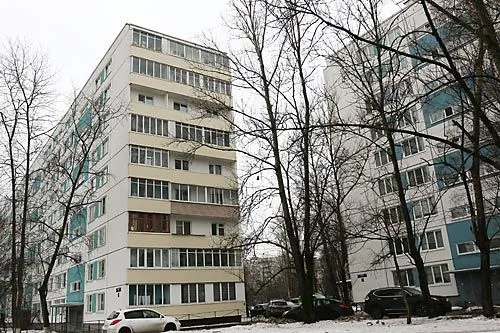 «Лоскуты» и фасады. Что происходит с программой ремонта в Петербурге? | До ремонта фасад дома 55 по Софийской (он слева) характеризовался так: «Сохранившиеся плитки легко снимаются. Нарушение покрытия выступающих частей фасада». ФОТО Дмитрия СОКОЛОВА