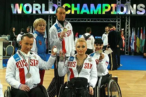 «Докатились» до&nbsp;пьедестала | С последнего чемпионата мира танцоры на колясках привезли пять золотых медалей.<br>Фото Марины БАКАНОВОЙ предоставлено Федерацией спортивных танцев на колясках 