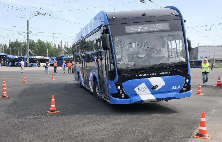 Виражи «на рогах» и без: как в Петербурге прошел конкурс профессионального мастерства водителей троллейбусов | ФОТО АВТОРА