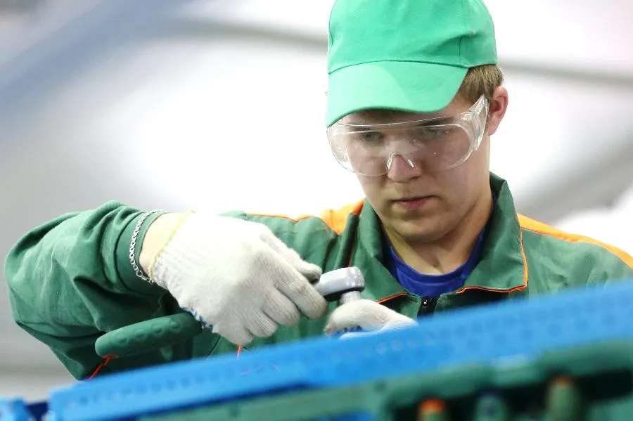 Количество безработных петербуржцев за минувший год сократилось примерно вполовину | Производственные предприятия Петербурга демонстрируют отменный «персональный» аппетит: их потребность в квалифицированных кадрах продолжает расти./ФОТО Егора АЛЕЕВА/ТАСС
