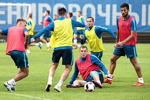 Размочить «Амкар»  | Вчера. База «Зенита» в Удельной. Встанет ли Артем Дзюба на ноги к матчу с «Амкаром»?<br>ФОТО www.fc-zenit.ru