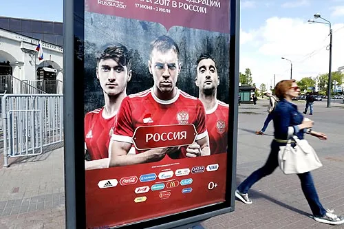 Официальная репетиция | Артем Дзюба не сыграет на Кубке конфедераций, но на рекламных постерах зенитовец в первых рядах. ФОТО Александра НИКОЛАЕВА/ТАСС