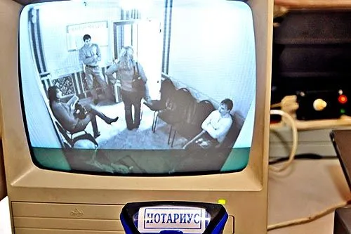 Сделка под запись  | Этот телеэкран — гарантия прозрачности всех действий нотариуса.<br>ФОТО Михаила МОРДАСОВА/ТАСС 