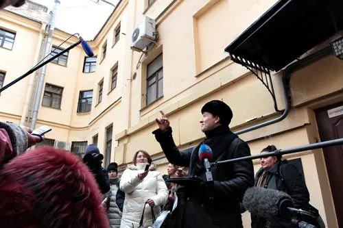 «Достатков нет, вот беда!» | Во дворе дома Лепена, в котором Сергей Безруков предложил создать музей Гоголя. ФОТО Дмитрия СОКОЛОВА 
