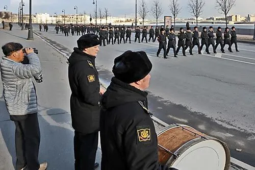 Курсанты маршируют у «Авроры» | ФОТО Александра ДРОЗДОВА