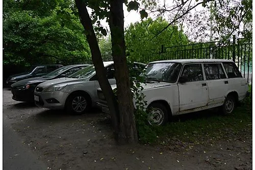 За парковку на газонах будут штрафовать | ФОТО Сергея ГРИЦКОВА