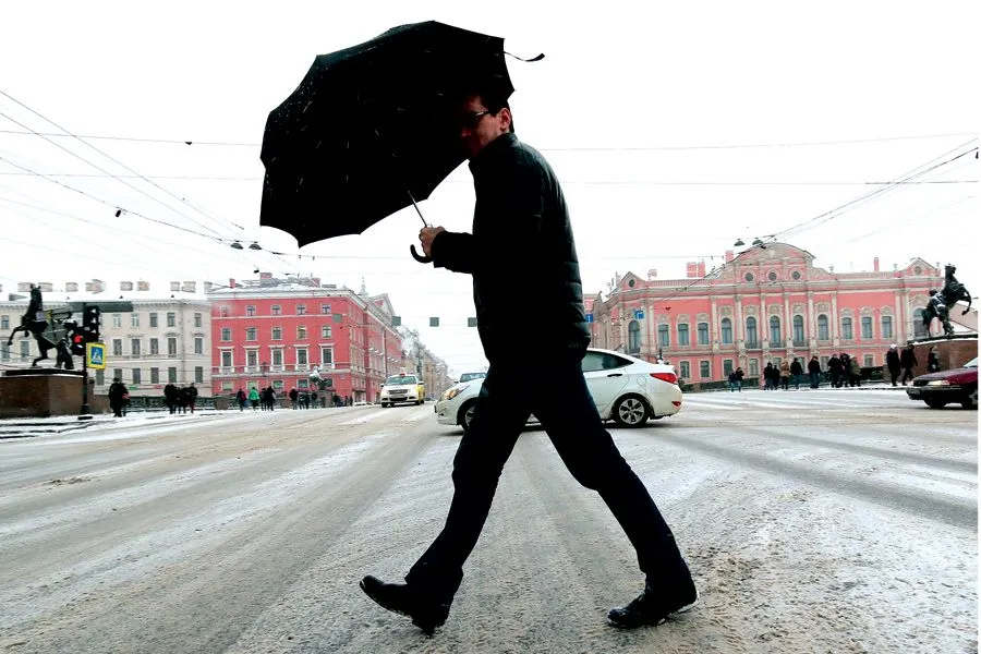 Город треугольников. Как проходит уборка снега в зимнем Петербурге | На Невском и после снегопада красота. Вот так бы _ и на других улицах! ФОТО Дмитрия СОКОЛОВА