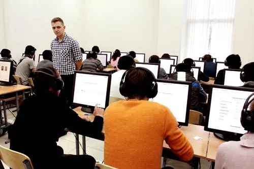 Классный час для гастарбайтера |  Общение с компьютером не всем дается легко.<br>ФОТО Дмитрия СОКОЛОВА
