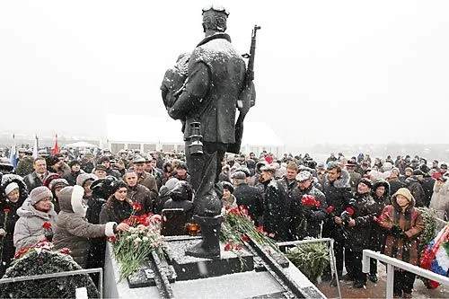 Дзоты вместо штолен | В Невской Дубровке нет метро, но памятник метростроевцам установлен именно здесь.<br>ФОТО автора 