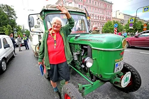   Едет немец на тракторе | ФОТО Петра КОВАЛЕВА/ТАСС 