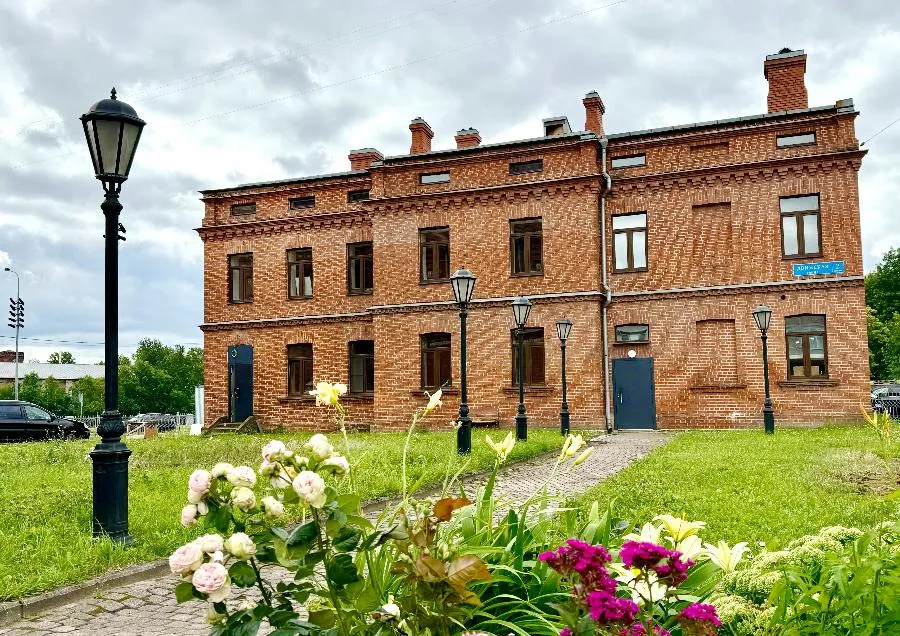 Чаепитие под сиренью: история здания на Двинской улице | ФОТО АВТОРА