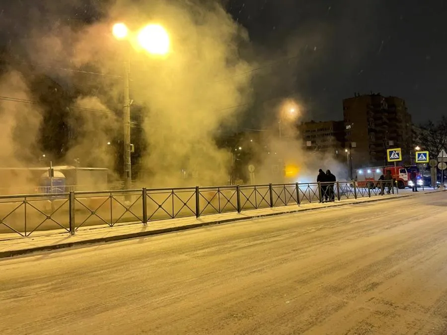 Ночью на проспекте Ветеранов из-за прорыва трубы затопило машины | ФОТО Группы «ДТП и ЧП. Спб»