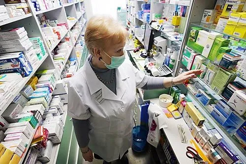 Таблетка ﻿второго сорта  | Дженерики, конечно, на порядок дешевле, чем оригинальные препараты, но к продуктам «с именем» у медиков (да и у пациентов) доверия, как правило, больше.<br>ФОТО Артема ГЕОДАКЯНА/ТАСС 